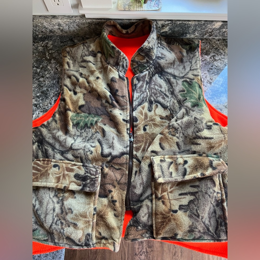 Reversible vintage hunting camo/orange fleece vest men’s XL.